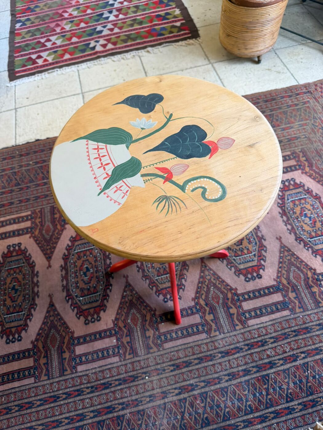 Tavolino rotondo con base rossa — foto 1