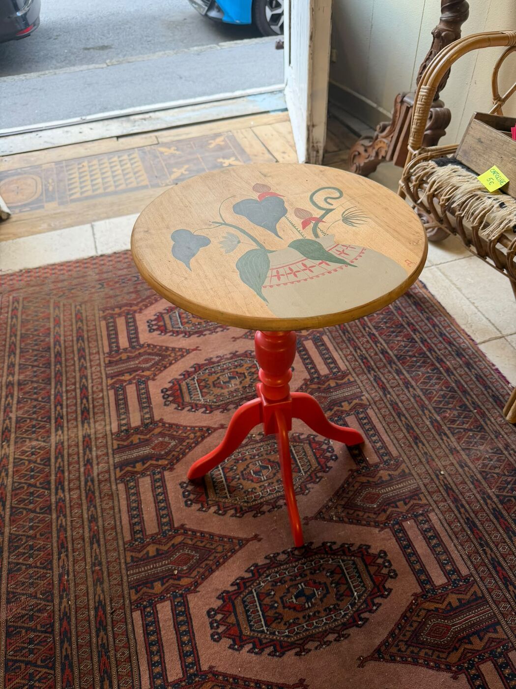Tavolino rotondo con base rossa — foto 3