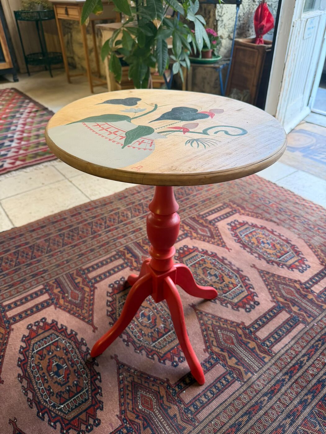 Tavolino rotondo con base rossa — foto 4