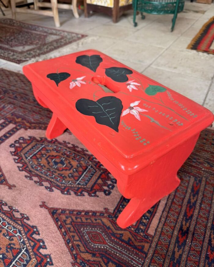 Sgabello rosso con i fiori