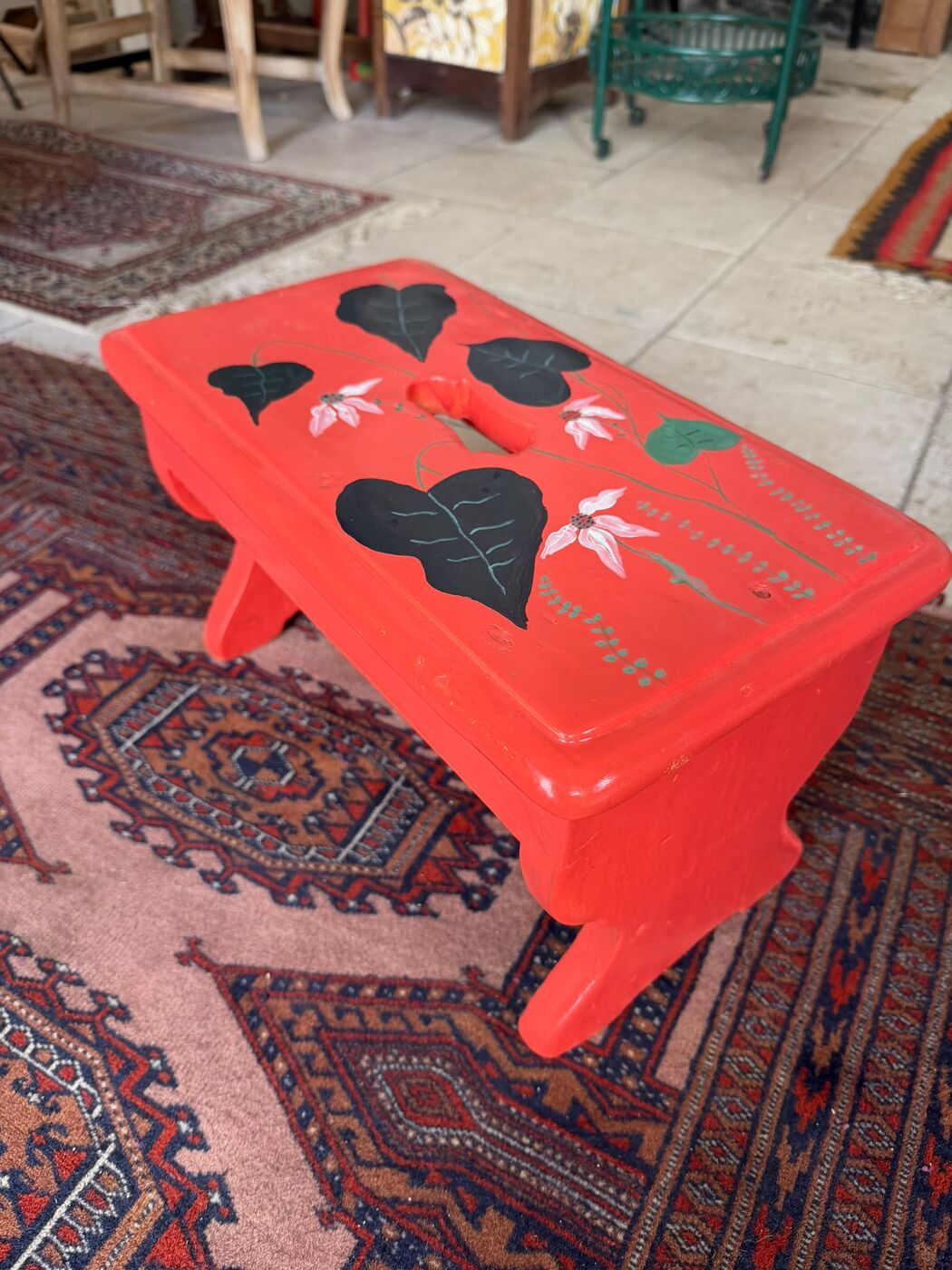 Sgabello rosso con fiori — foto 1
