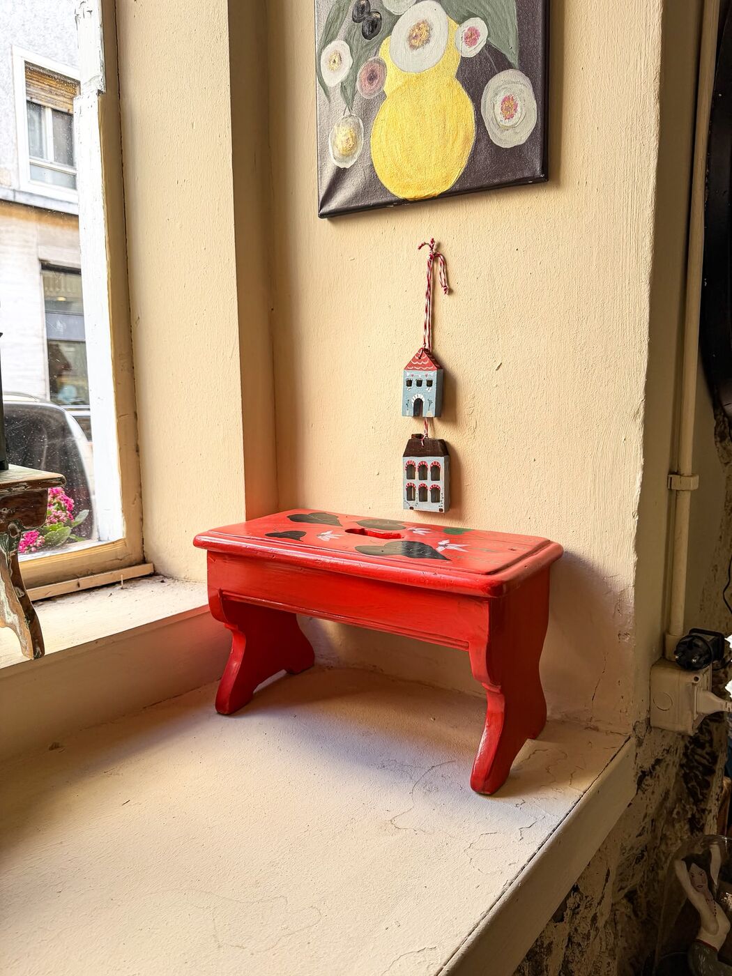 Sgabello rosso con fiori — foto 2