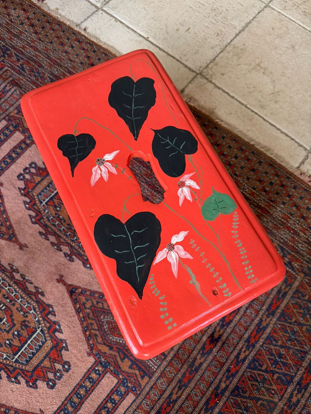 Sgabello rosso con fiori — foto 3